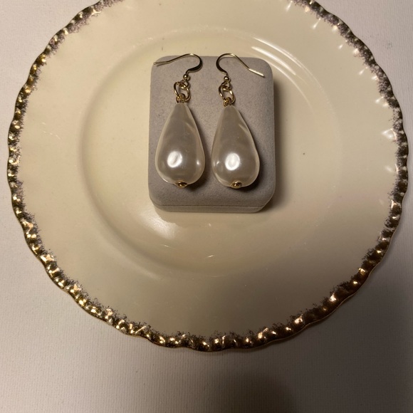 ๐ Tara Designs Rain drop large dimpled faux pearls, 14k gold plated. - Picture 2 of 4